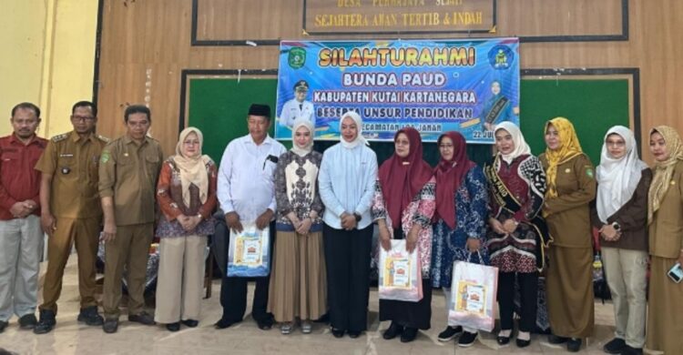 Bunda PAUD Kukar dan Waket PKK Tinjau MPLS di TK dan SD Loa Janan