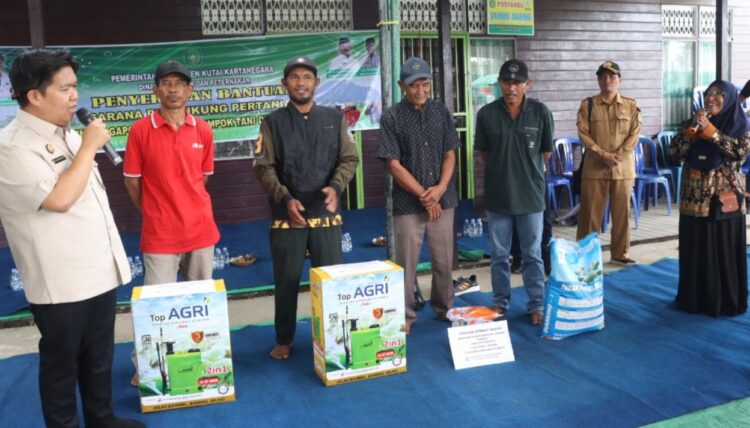 Wabup Kukar Tinjau Program Kukar Idaman Terbaik dan Serahkan Bantuan untuk Petani dan Nelayan