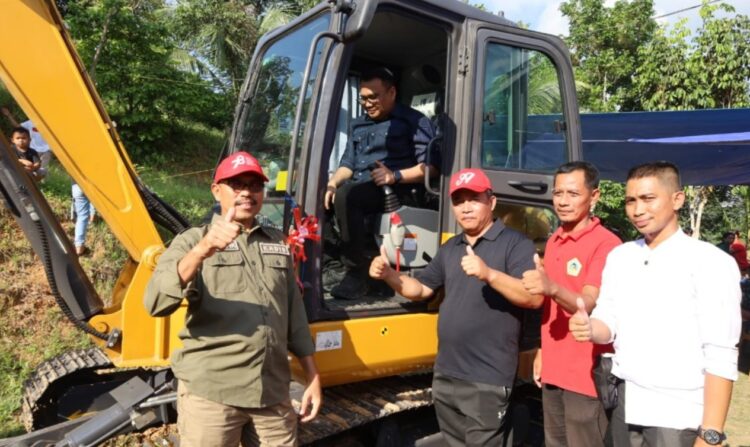 Kukar Lanjutkan Program Bantuan Pertanian, Bupati Serahkan Excavator Mini untuk Gapoktan dan Poktan