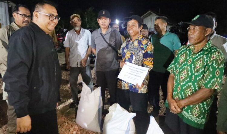 Bupati Kukar Serahkan Bantuan Pertanian di Desa Bukit Pariaman dan Mulawarman