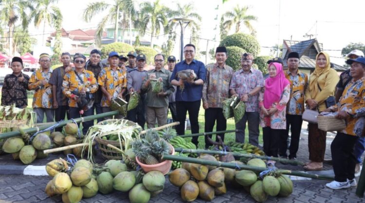 Desa Mulawarman Serahkan Seserahan Hasil Bumi ke Bupati Kukar, Simbol Syukur atas Panen Melimpah