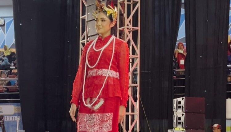 Batik Legenda Danau Lipan Kukar Curi Perhatian di Fashion Show Nasional Dekranasda
