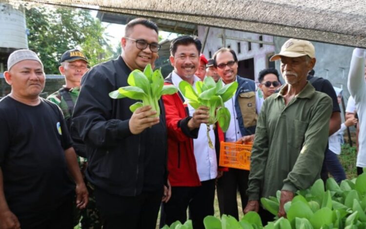Bupati Kukar Serahkan Bantuan Pertanian dan Kesenian di Maluhu