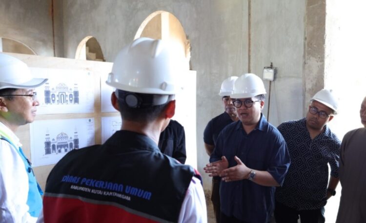Wabup Kukar Tinjau Infrastruktur dan Pembangunan Masjid di Muara Jawa