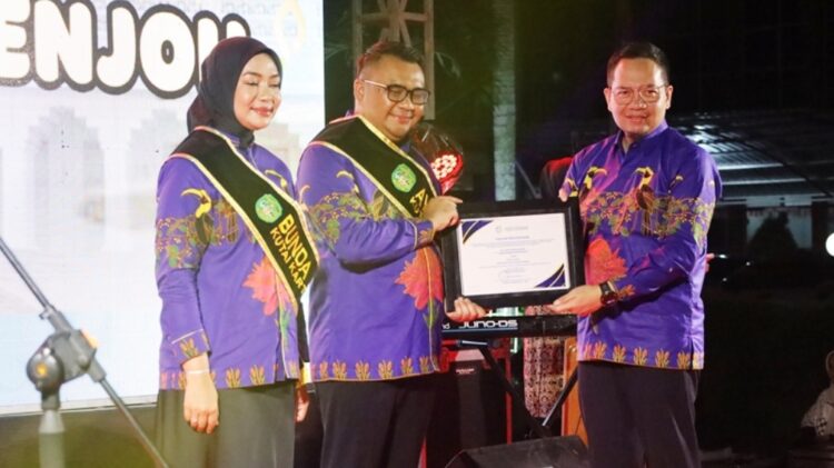 Bupati Kukar dan Istri Dikukuhkan sebagai Ayah dan Bunda GenRe, Siap Wujudkan Generasi Tangguh