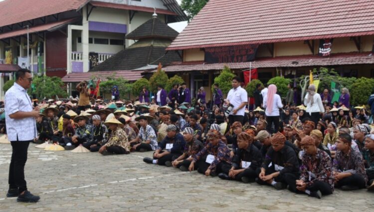 Bupati Kukar Motivasi 580 Mahasiswa Baru Unikarta untuk Jemput Mimpi