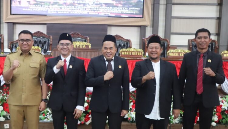 DPRD Kaltim Hadiri Pelantikan Akbar Haka Gantikan Junaidi di DPRD Kukar