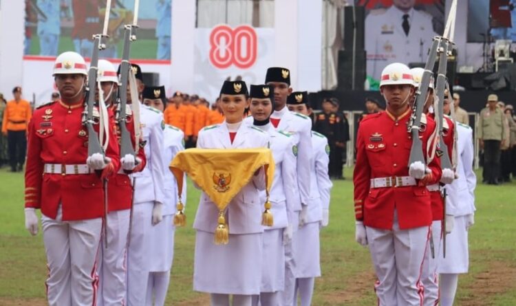 Upacara Penurunan Bendera Tutup Rangkaian HUT ke-80 RI di Samarinda
