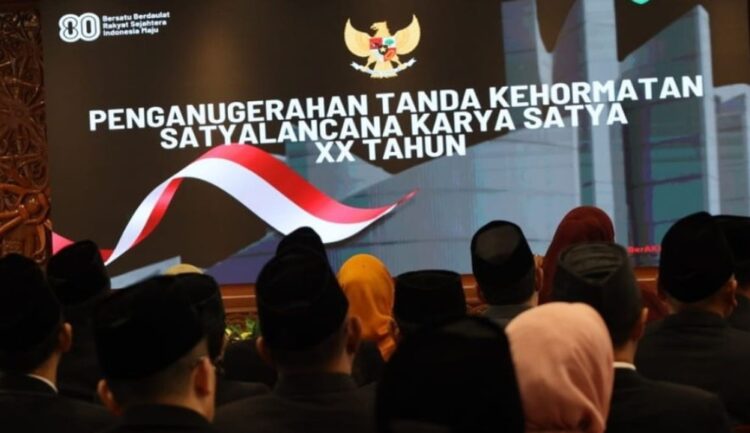 Pemprov Kaltim Anugerahkan Satyalancana Karya Satya untuk 99 PNS Berprestasi