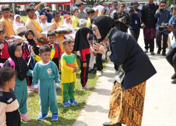 Pemerintah Beri Bantuan Seragam Gratis Secara Simbolis di Momentum HUT ke-26 Kota Bontang