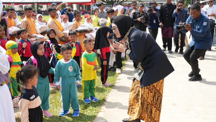 Pemerintah Beri Bantuan Seragam Gratis Secara Simbolis di Momentum HUT ke-26 Kota Bontang
