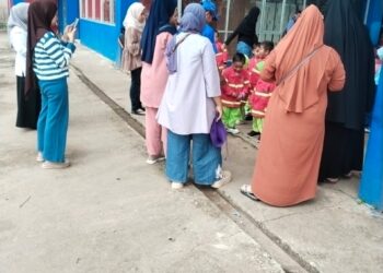 Damkar Kutim Siasati Edukasi Orang Tua Cara Tangani Api di Sela Kunjungan Anaknya yang TK