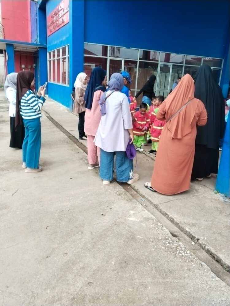 Damkar Kutim Siasati Edukasi Orang Tua Cara Tangani Api di Sela Kunjungan Anaknya yang TK