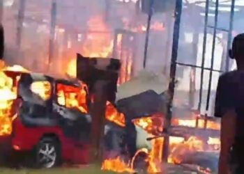 BREAKING NEWS: Kebakaran di Guntung Bontang, Bangunan Pujasera dan Satu Mobil Terbakar