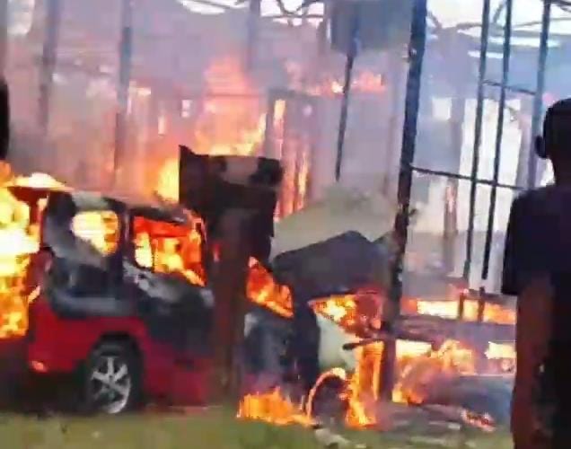 BREAKING NEWS: Kebakaran di Guntung Bontang, Bangunan Pujasera dan Satu Mobil Terbakar
